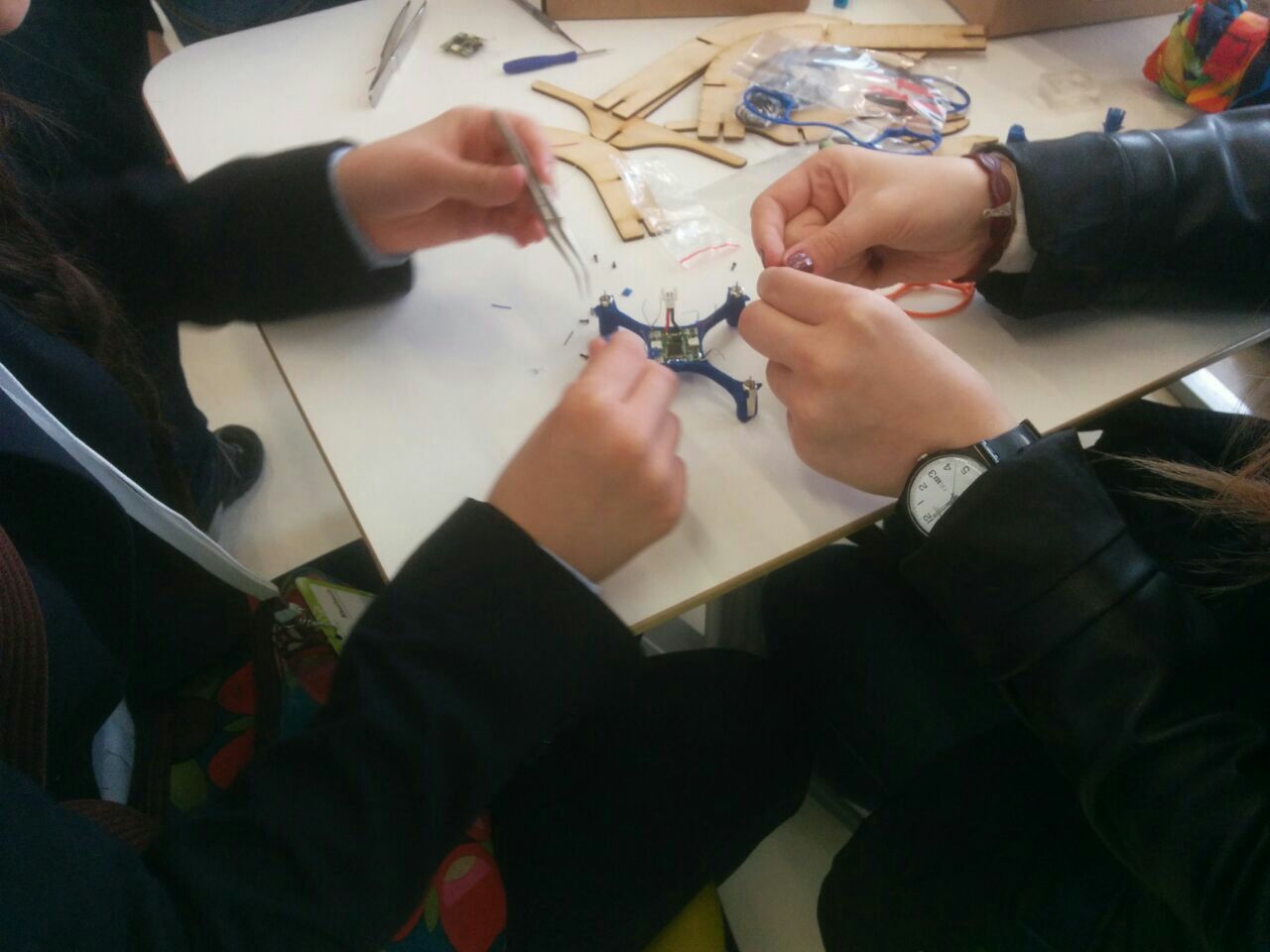 Обучение беспаечной сборке и управлению микро-квадрокоптеров